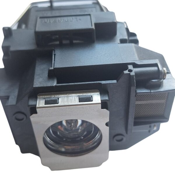 Galeria prezentuje oryginalną lampę projektora Epson ELPLP58 z modułem – widoki z przodu, z boku i z tyłu ukazują solidną obudowę, złącze oraz wysokiej jakości elementy optyczne. Lampa jest gotowa do montażu i w pełni kompatybilna z projektorami Epson serii EB.