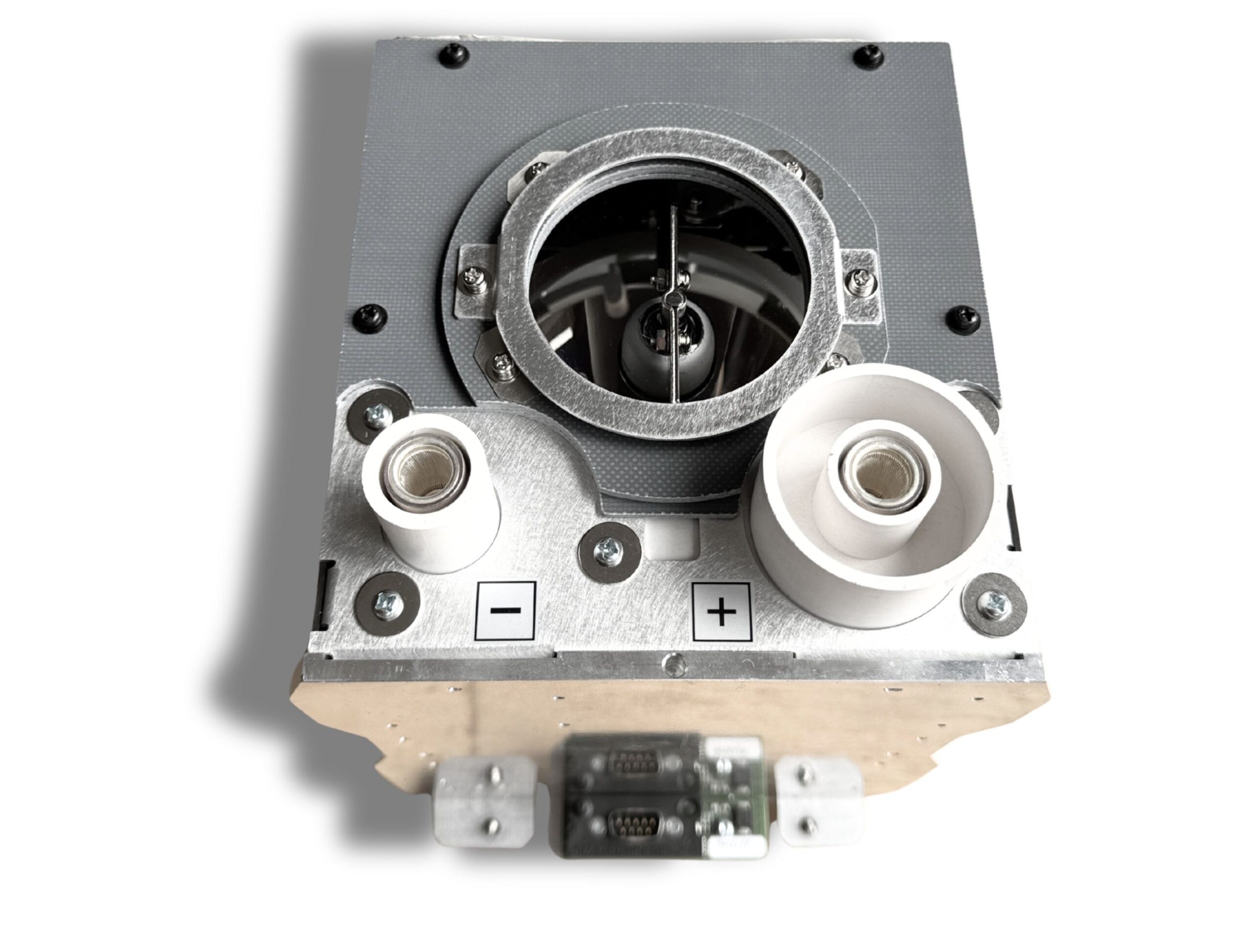 lampa-ksenonowa-barco-r9843087-przod-2000w.webp Moduł lampy ksenonowej Barco R9843087, widok z przodu. Widoczna metalowa obudowa i kratki wentylacyjne, kluczowe dla chłodzenia lampy SIM 10.